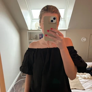 Svart offshoulder topp - Säljer denna super fina offshoulder topp, den är från hm och är använd max 3 gånger! Toppen är i storlek S men är väldigt stretchig. Säljer för 150kr!