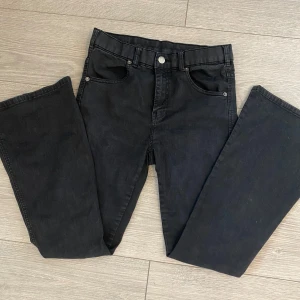 Svarta jeansbyxor - Snygga svarta jeansbyxor med klassisk femficksdesign och knappgylf. Perfekta för en stilren look. Passar till många olika outfits och tillfällen.