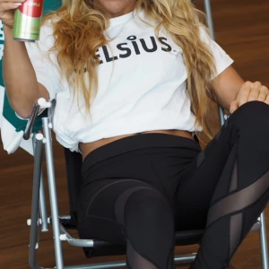 Vit t-shirt med Celsius-tryck - Vit t-shirt med svart Celsius-tryck på bröstet. Den har en rund halsringning och korta ärmar. På första bilderna är tröjan uppvikt🤍