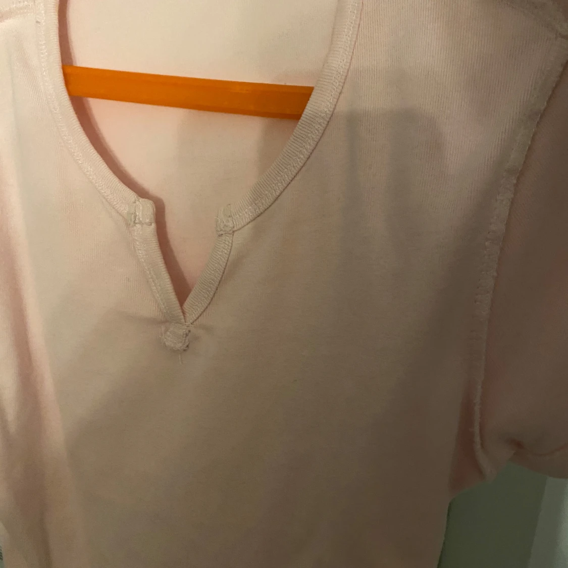 Ljusrosa tröja med v-ringning - 1