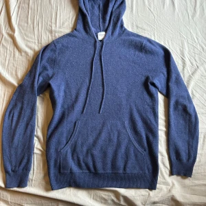 John Henric Kashmir hoodie - Säljer min kashmir Hoodie i 100% kashmir från John Henric då jag inte använder den längre. Den är sparsamt använd och det förekommer inga defekter på tröjan, superbekväm tröja men skön passform. Kontakta gärna i Dm ifall du har några frågor!