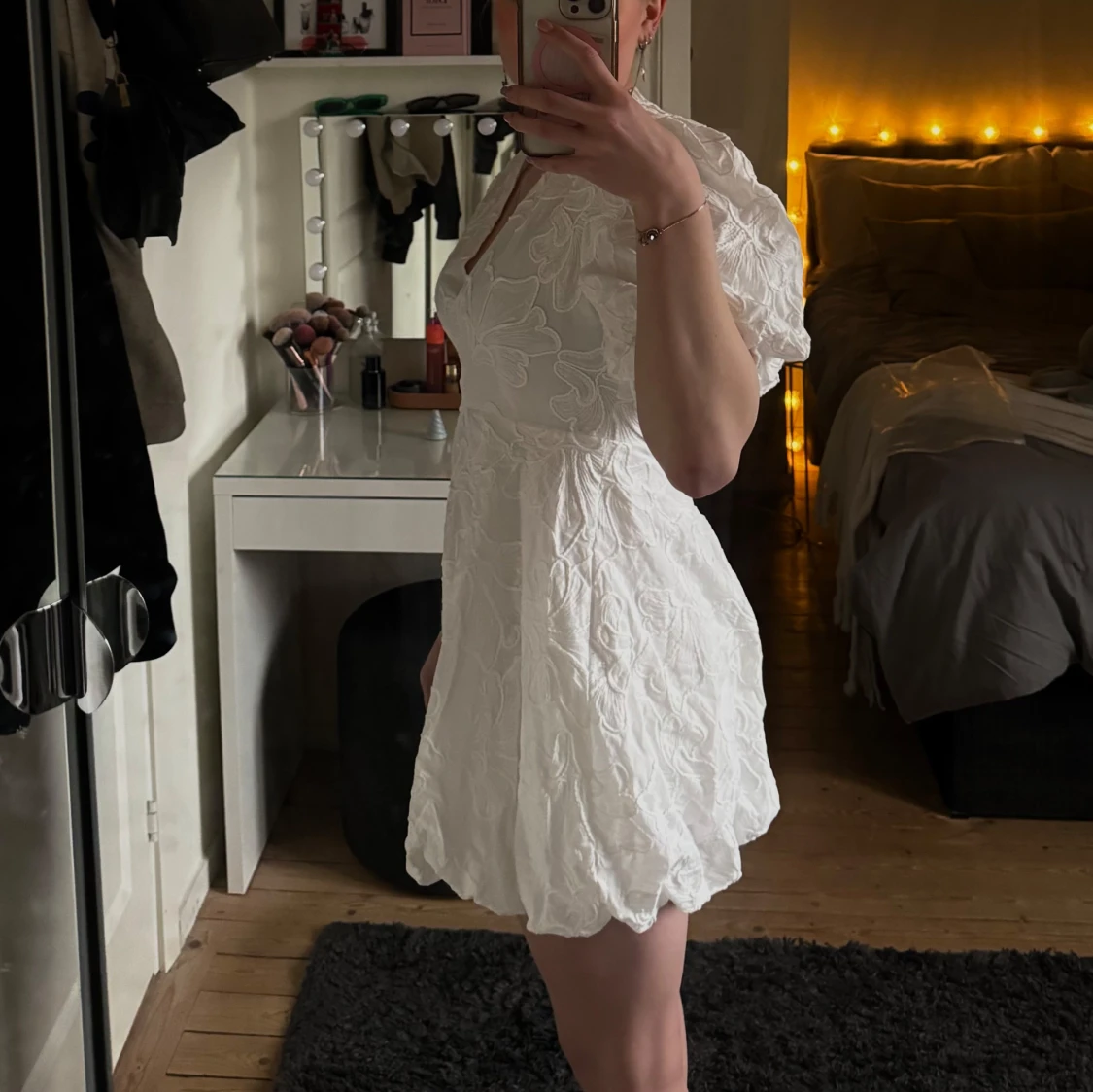 Vit studentklänning med puffärmar - 2