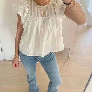 Vit blus med spetsdetaljer - Säljer en superfin vit blus från &other stories i storlek 34. Helt oanvänd då den inte passade mig. Lånade bilder!💘Nypris 590kr