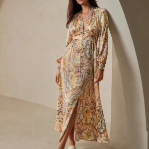 Klänning med knappar  - Har slits, oanvänd. Köpt för 599 kr