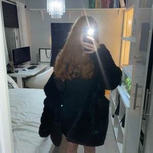 Pälskappa - Säljer en fil och ny pälskappa pågrund av att jag inte har använt den och redan har en liknande. Kappan har en lagom stor ficka på varje sida och en knapp i mitten som man kan knäppa den med❤️☺️ 
