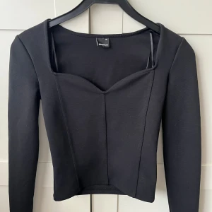 Svart topp strl XS, från Gina Tricot - Svart topp strl XS, från Gina Tricot aldrig använd! Inga fläckar eller märken!