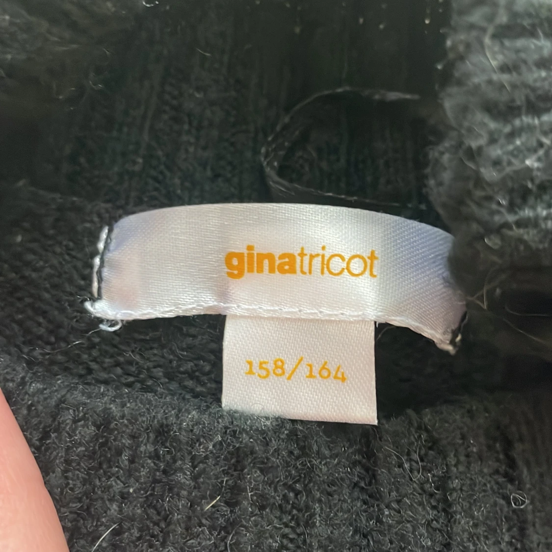 Svart och vit randig tröja från Gina Tricot - 1