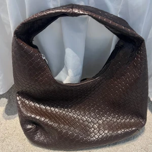 Flätad handväska - Stilren och rymlig vardagsväska! Helt oanvänd🥰