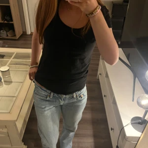 Ljusblå jeans från Weekday!! - Snygga ljusblå jeans från Weekday med en klassisk design. De har en rak passform och är perfekta för en avslappnad stil. Jeansen har en låg midja och är tillverkade i ett bekvämt denimtyg. Det är modellen ”Arrow” 💛