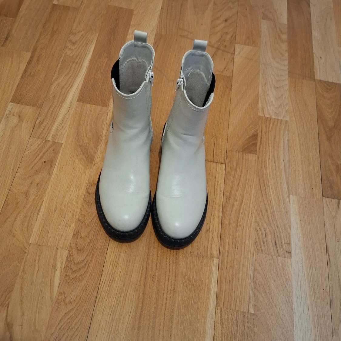 Vita boots med dragkedja