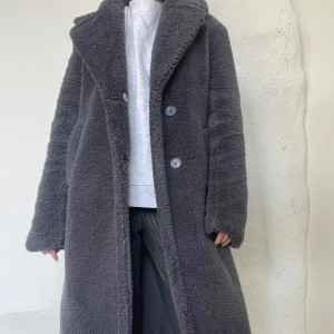 Teddy kappa NAKD - En skitsnygg teddy kappa från NAKD! 🤎