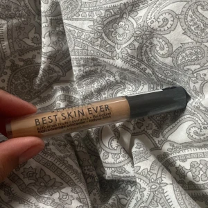 Concealer från Sephora - Säljer en concealer från Sephora, 'Best Skin Ever', i nyansen 36. Den har en naturlig finish och hög täckning. Förpackningen innehåller 5 ml och är tillverkad i Frankrike. Köpt för 199kr