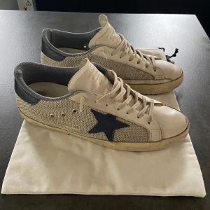 Golden goose skor - Säljer nu mina sjukt snygga golden goose skor! Skick 7/10 - lite slitna inuti, samt slitna i hälen (se bild 5). Nypris 7000kr, mitt pris endast 1999! Dustbag medföljer vid köp. Hör av er vid funderingar.