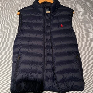Polo Ralph Lauren - väst - Polo Ralph Lauren - väst strl M Använd, cond 9/10 Nypris 3.599:- Mitt pris 800:-