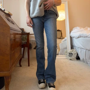 Levi’s bootcut jeans - Lågmidjade bootcut jeans från Levi’s I storlek 26, 34 i midjan & 82 i innersöm 