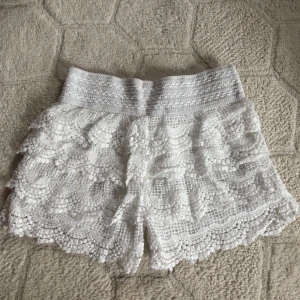 Spetsshorts  - Vita spetsshorts som är så finaaaa!!!💘💘💘Passar xs-s