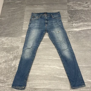 Ralph Lauren jeans - Skitsnygga Ralph Lauren jeans med slitningar. Storlek ~ 30”. Skick 7/10. Hör av er vid minsta funderingar🙏