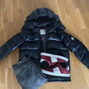 Moncler maya - Riktigt snygg moncler maya jacka! Jackan är en äldre modell från 2018 och därför fungerar inte nfc men den är självklart äkta. Du kan äkthets verifiera genom att kolla på sömmarna och detaljerna osv. Jackan är storlek 1/ S . Pris 2899 kr kan gå ner i pris vid snabb affär! Hör av er vid frågor och funderingar🙌