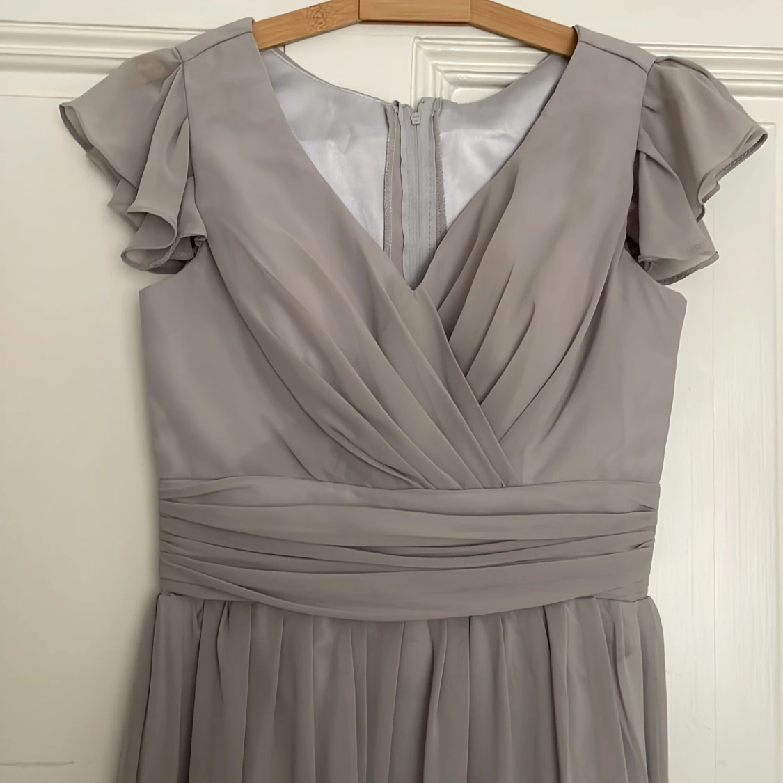 Grå långklänning med volangärmar - 1