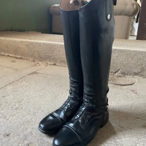 Ridstövel Arrox - Fina svarta ridstövlar i nyskick. Endast använda försiktigt i ca 2-3 månader och putsade efter varje användning💗 Storlek 39 och 46cm på höjden. Nypriset är 1745kr. Pris kan diskuteras vid snabb affär❣️