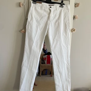 Vita byxor från Four.ten - Snygga vita jeans chinos byxor från Four.ten med en klassisk design. Storlek 50/18 . Måttet på midjan är ca 43cm . På insidan på byxa är ca83cm . Helt nya oanvända. Nypris är 1600 kr nu 800kr
