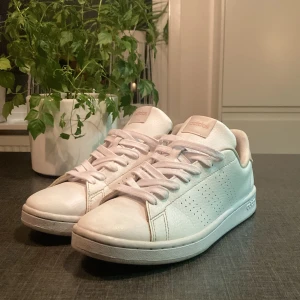Vita sneakers från Adidas - Sneakers från Adidas som är väldig fina, Nästan nyskick! Storlek 39,5, hör av er vid funderingar!