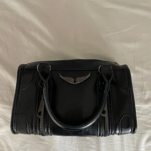 Svart handväska - Säljer min svarta handväska från Grekland som liknar Zadig Voltaire, använd väldigt få gånger och är mycket bra skick💕