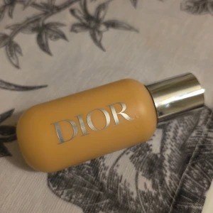 Foundation från Dior - Säljer en Dior Backstage Face & Body Foundation i nyansen 2.5W. Köpte från Kicks för 530kr säljer för 399