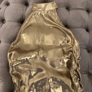Guldig halterneck topp från Zara - Jättefin guldig halter neck topp från Zara i ett glansigt material. Använd en gång på en middag och inte använt sen dess⭐️🌟