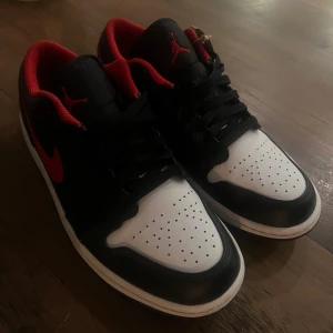 Nike Air Jordans i svart och rött - Snygga Nike Air Jordans , använda 1-2 gånger så dom är i ny skick. Storlek 42 