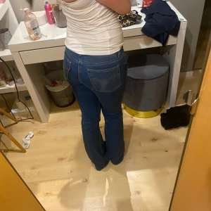 Blå jeansbyxor - Står ingen storlek på dessa men sitter bra i längd på mig som är 163❤️
