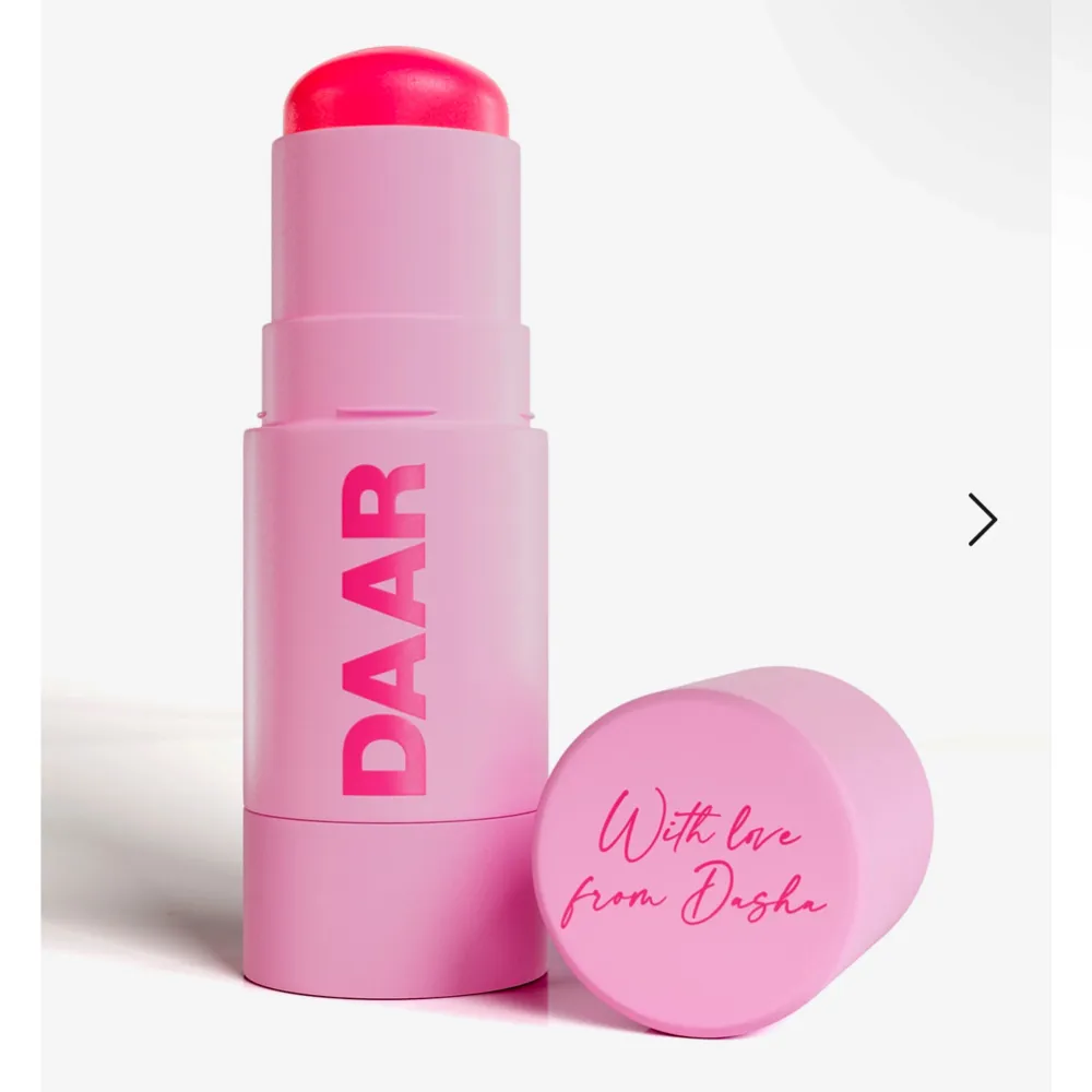 Säljer ett blush stick från DAAR i färgen Darlig. Förpackningen är ljusrosa med texten 'With love from DAAR' på locket. Jag har använt denna ett fåtal gånger, på bild två kan man se hur mycket det är kvar. Nypris är 229kr . Beauty.