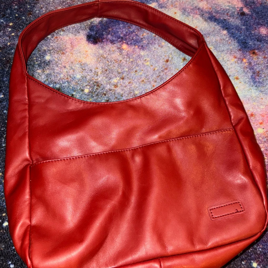 Svart och röd axelväska i syntet - 1