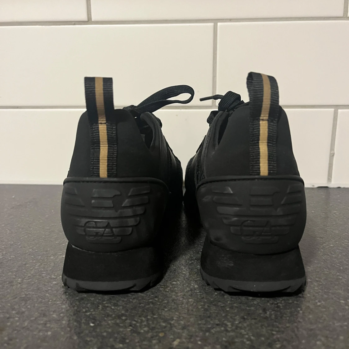Svarta sneakers från Emporio Armani - 2