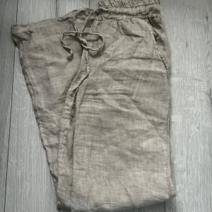 Beige linnebyxor från Chelsea - Beige linnebyxor från Chelsea strl XS knappt använda 