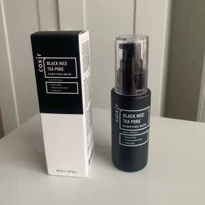 Coxir Black Rice TXA Pore Purifying Mask - Coxir Black Rice TXA Pore Purifying Mask är en djuprengörande ansiktsmask med svart ris, tranexaminsyra och kol. Den hjälper till att kontrollera olja och minimera porer för en klarare hud. Perfekt för en uppfräschande ansiktsbehandling hemma.