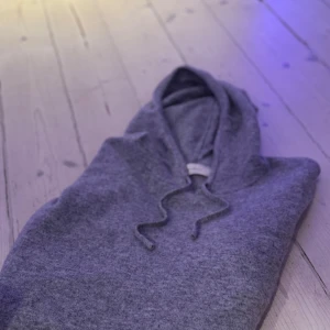 Grå cashmere hoodie från Sayless - Soft Kashmir tröja från sayless. Har inga skador eller nåt sånt.