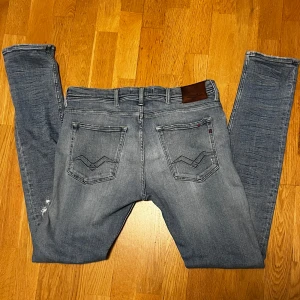 Replay jondrill jeans i ljusblå tvätt - Feta ljusblåa jondrill jeans från replay. Feta bakfickor med vit och blå replay stiching. Snygga slitningar på framsidan. Hör av dig om du har funderingar. Går gärna ner i pris vid köp av fler jeans från kontot.  W34 L34