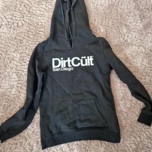 Svart hoodie från DirtCült - Säljer en hoodie från dirt cült hör av er för frågor mvh Anton 