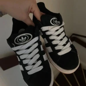 Svarta adidas campus 00s - Jätte snygga, tyvärr för små