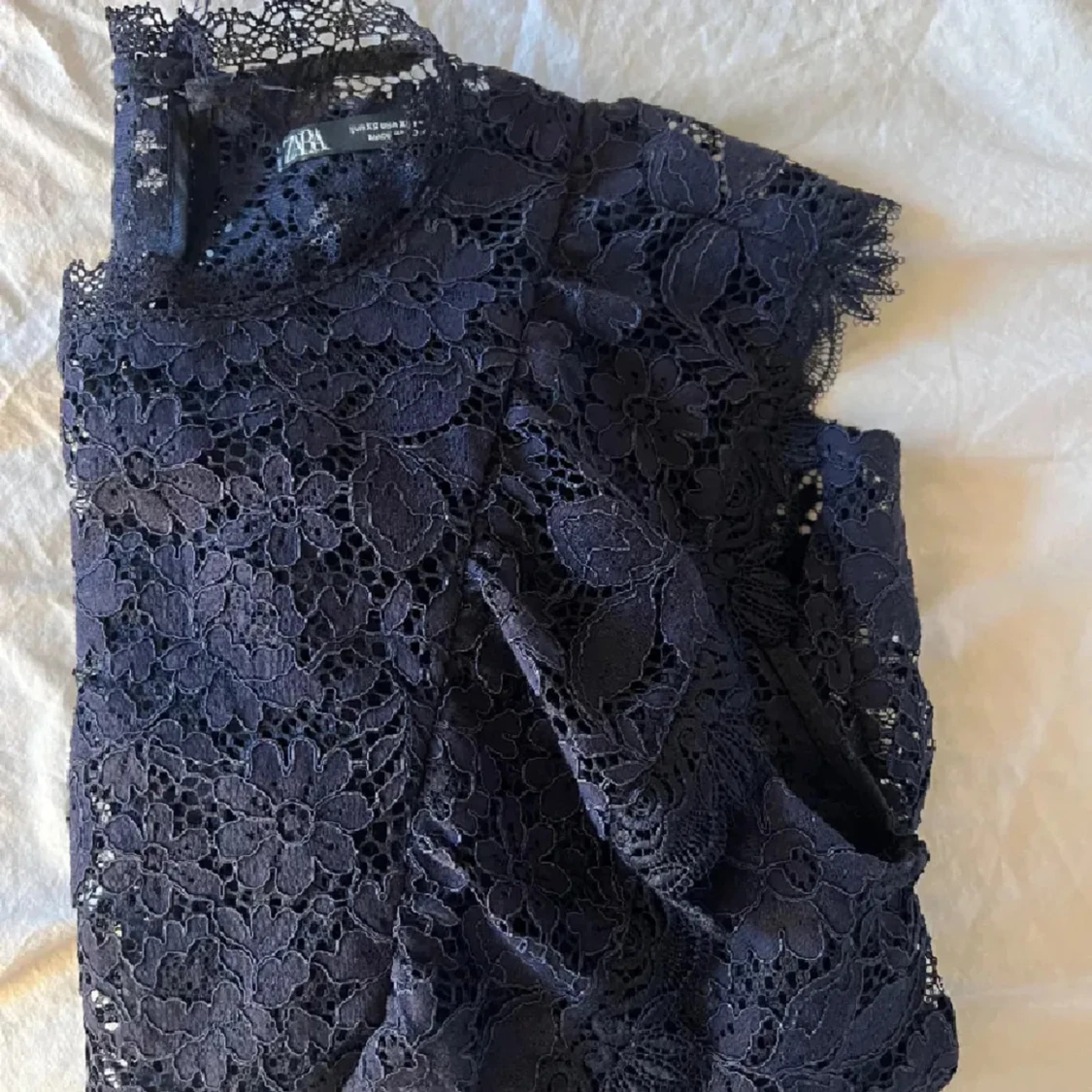 Mörkblå spetsblus från Zara - 1