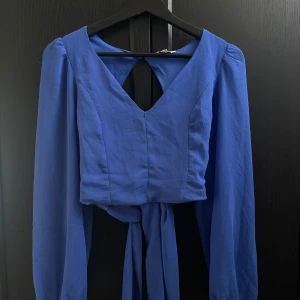 Blus - Tunn blus perfekt till sommaren💙 Öppen i ryggen med band som man knyter till en rosett💙