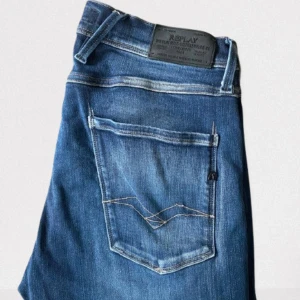 Replay Anbass - Riktigt feta replay anbass jeans I en snygg färg. Dom är i bra skick och i storlek W31👍skriv vid frågor eller funderingar.