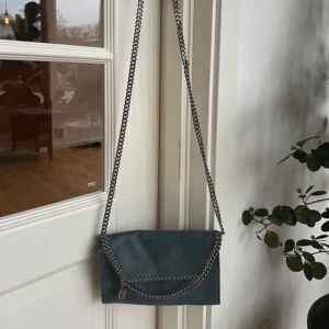 Stella Mccartney väska - Super snygg blå väska med silver kedjor/detaljer från Stella Mcartney. Äkthetsbevis och dustbag finns❤️❤️