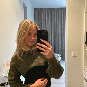 Grön stickad topp - Säljer en stickad croppad topp 