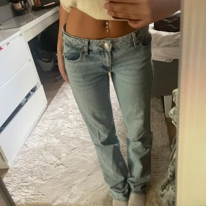 Ljusblå jeans från Zara - Säljer ett par ljusblå jeans från Zara med raka ben. Byxorna har låg midja och är perfekta till vardags och lätta att matcha med olika toppar. Superfint skick. Midjemått: 37,5cm och längd: 107 cm💗