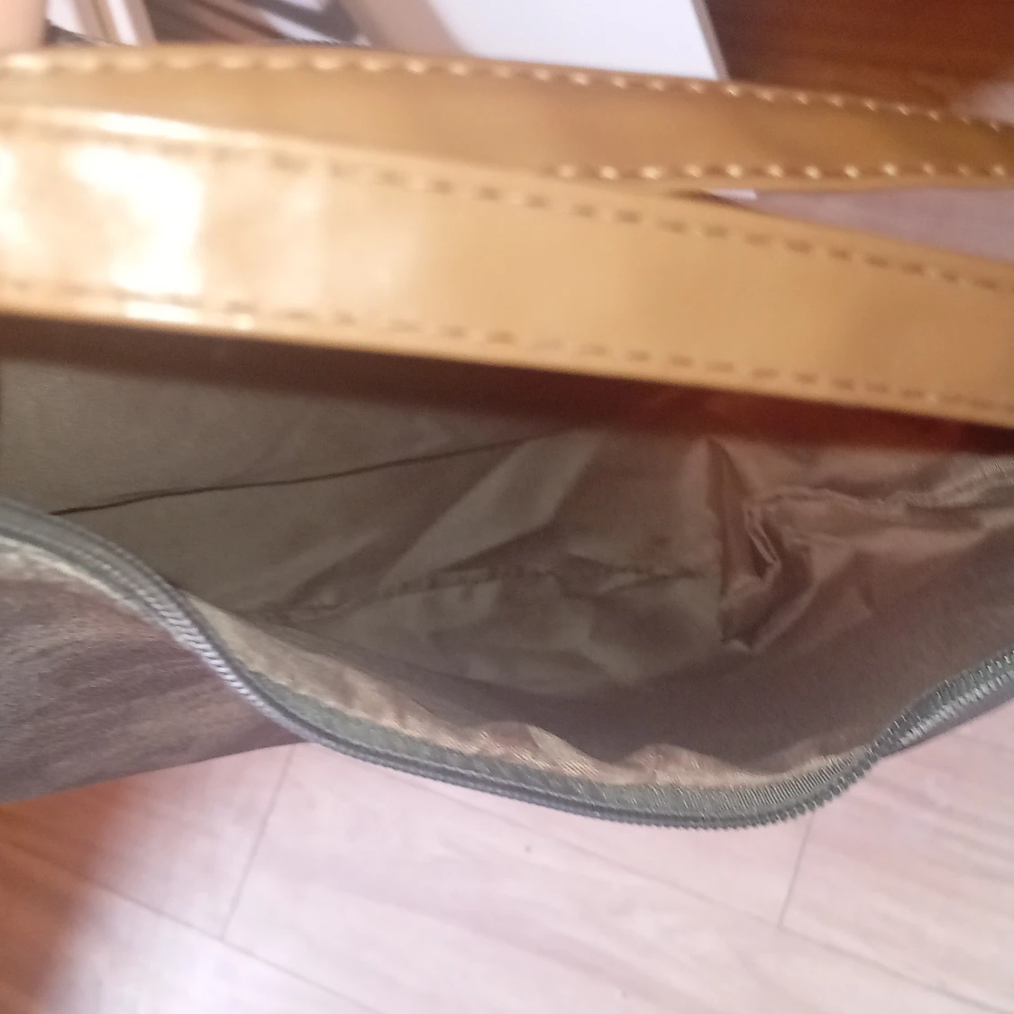 Grå axelväska med rosettdetalj - 3