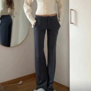 Low waist kostymbyxor - Från Nelly, använd ca 1-2 gånger, nyskick!! 🤎🤎