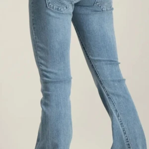 ‼️SÖKER I STRL 25‼️ - SÖKER ETT PAR LJUSBLÅA TRUE RELIGION JEANS, HELST UNDER 650 KR🙌🏽❤️