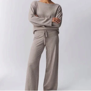 Stickat set - Mysigt beige set med en stickad hoodie med luva och tillhörande byxor från Gina tricot i bra skick! 